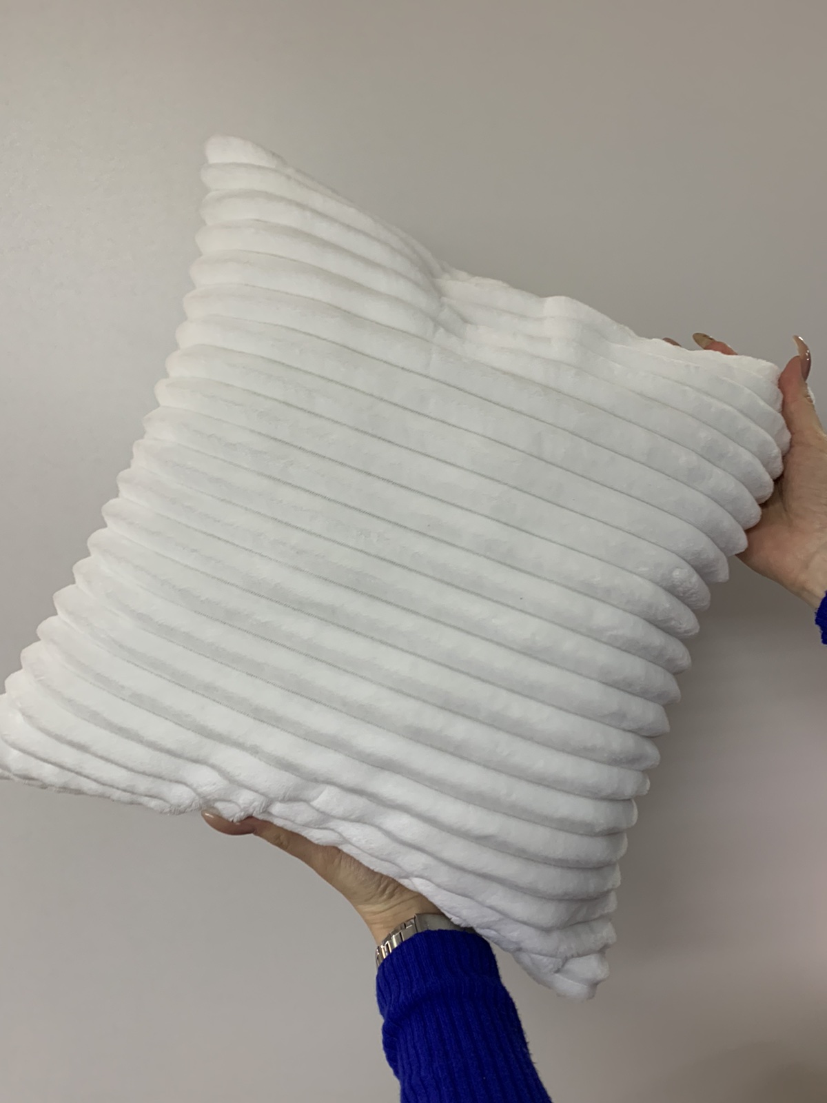 Подушка  0,4*0,4 м з тканини плюш в смужку біла